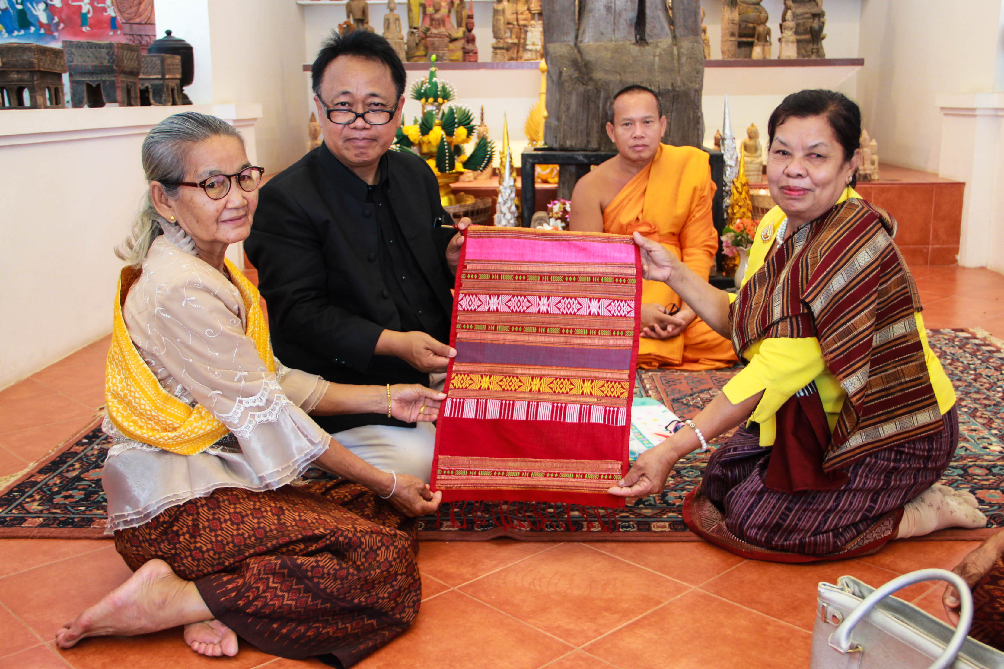 KKU receives ancient Isan silk for conservation and future creative development