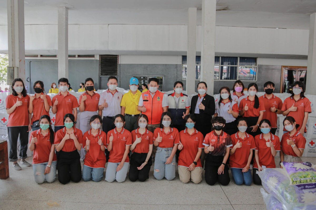 ม.ขอนแก่น นำนักศึกษาช่วยสนับสนุนภารกิจเหล่ากาชาดจังหวัดขอนแก่นบรรจุสิ่งของช่วยเหลือผู้ประสบภัยน้ำท่วม