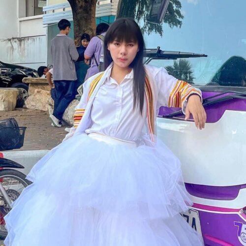 คุณกฤษดา ธิธรรม ผู้ออกแบบชุดผ้าทอจากไวนิล