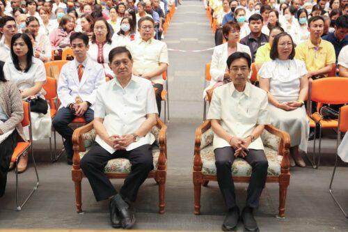 นายสุกิจ ศิรินรกุล ประธานคณะกรรมการส่งเสริมกิจการมหาวิทยาลัย ผศ.นพ.ธรา ธรรมโรจน์ รองอธิการบดีฝ่ายบริหาร มข. (ขวามือ)