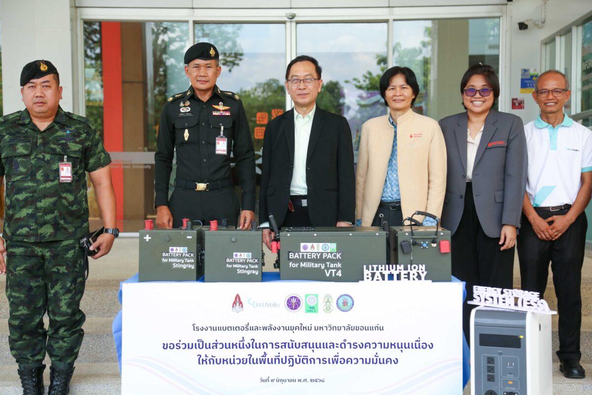 รศ.นพ.ชาญชัย พานทองวิริยะกุล อธิการบดี (ยืนกลาง)