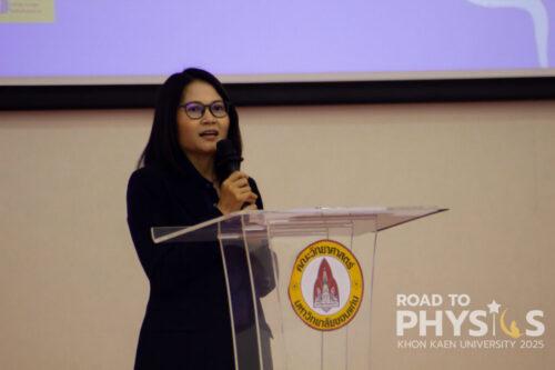 รศ.ดร.สมนึก วรวิเศษ รองคณบดีฝ่ายพัฒนานักศึกษาและศิษย์เก่าสัมพันธ์  ประธานกล่าวเปิดค่าย